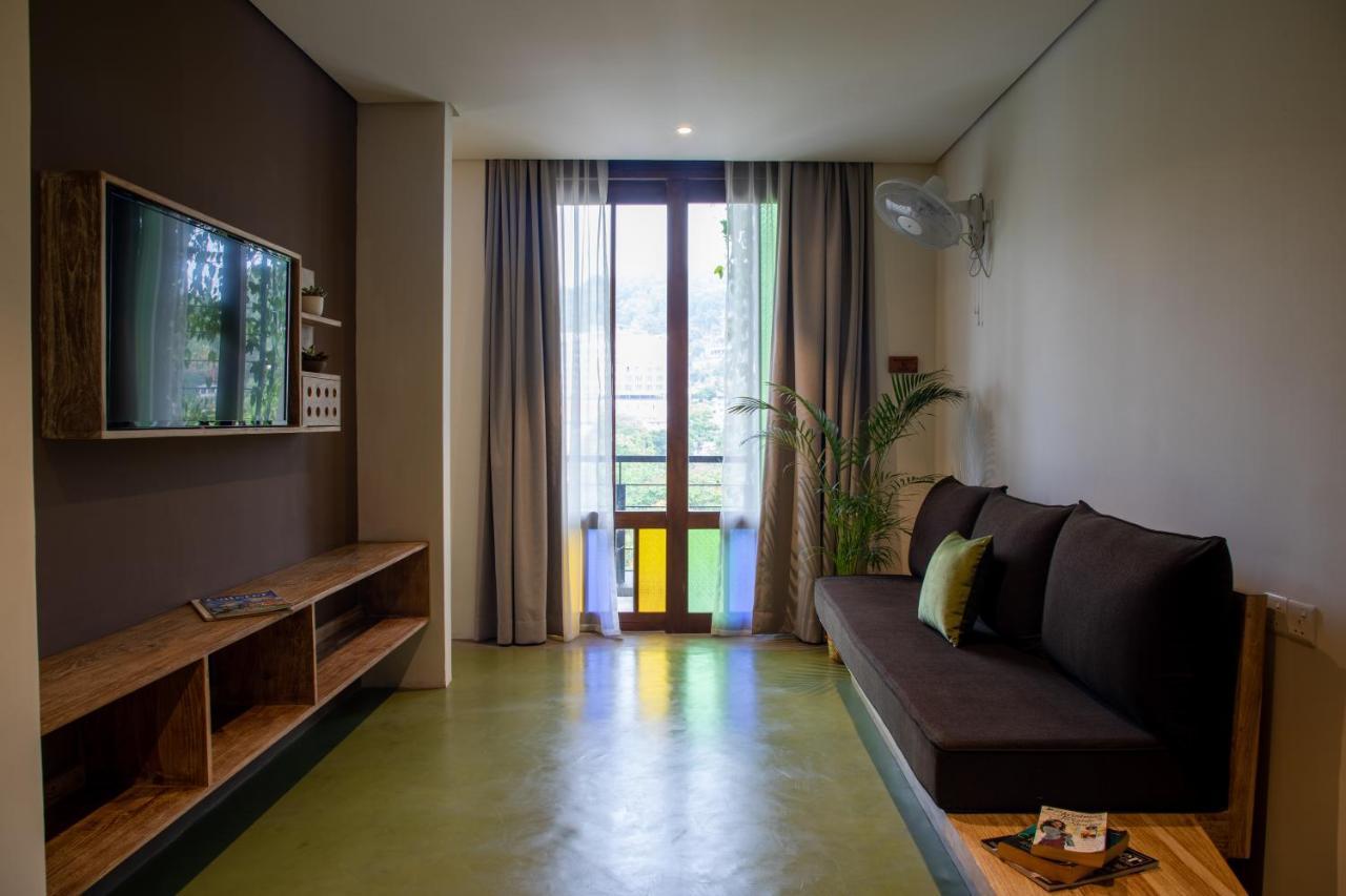 Lake Avenue Hotel แคนดี้ ภายนอก รูปภาพ