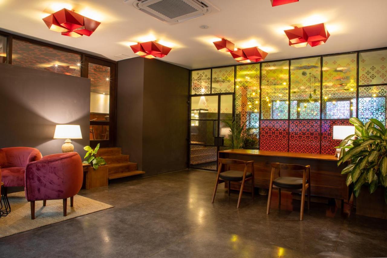 Lake Avenue Hotel แคนดี้ ภายนอก รูปภาพ