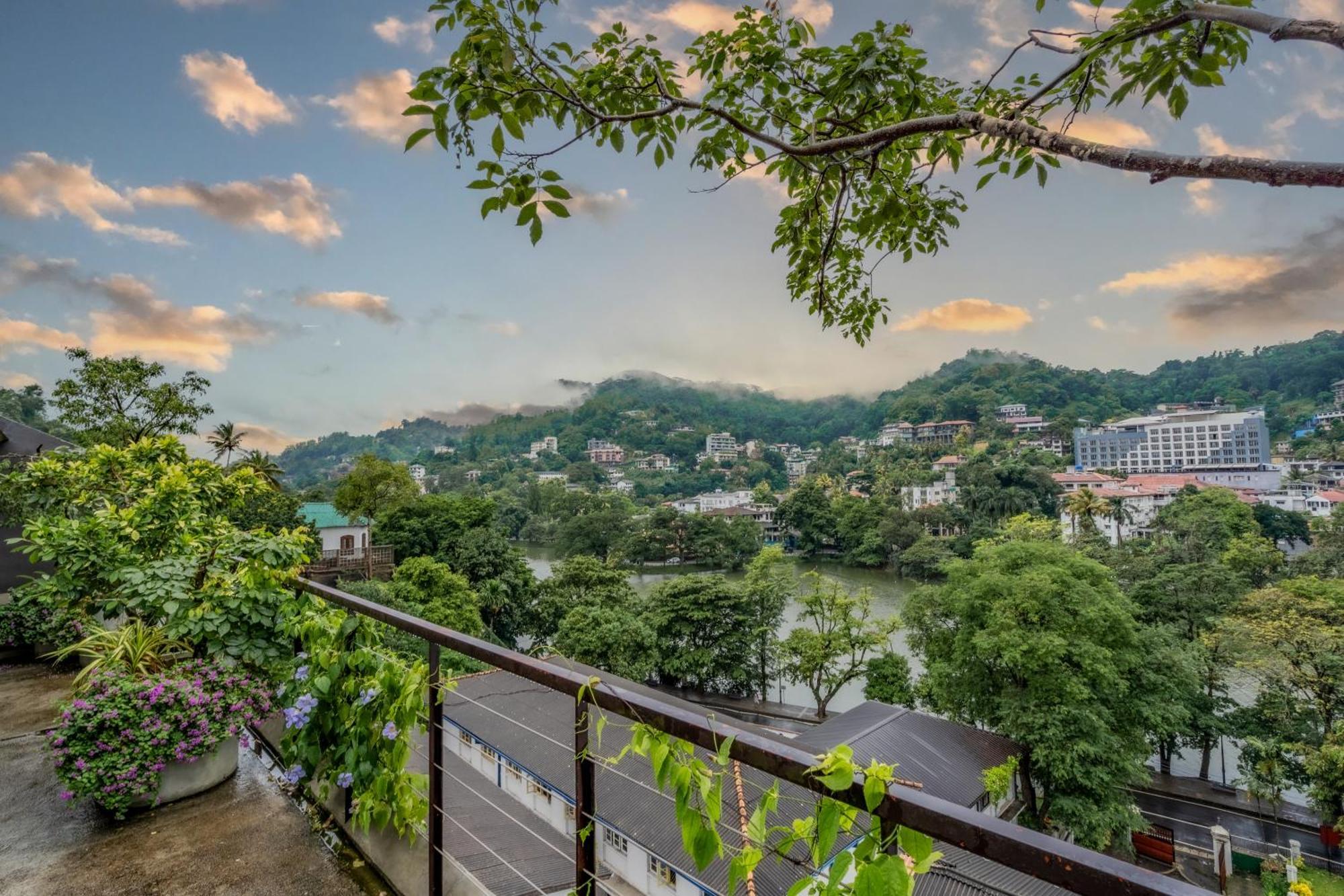 Lake Avenue Hotel แคนดี้ ภายนอก รูปภาพ